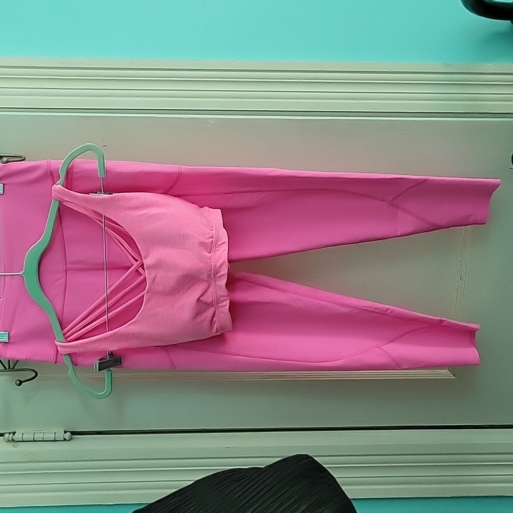 Victoria's Secret sports bra and leggings size M, NWOT (never worn) pink